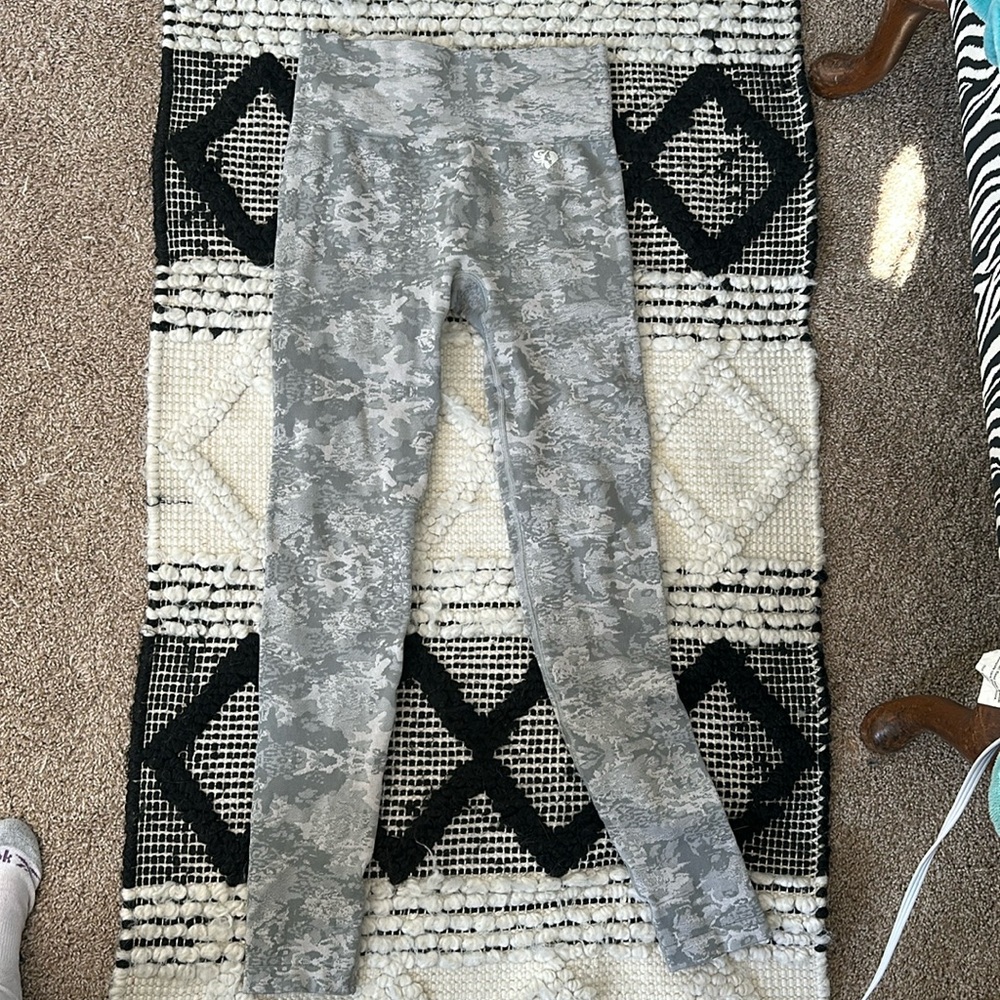 Women's best Gray camo-print high-waisted leggings